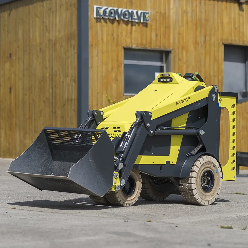Elektrisk kompaktlastare från Ecovolve med skopa men finns med flera tillbehör.