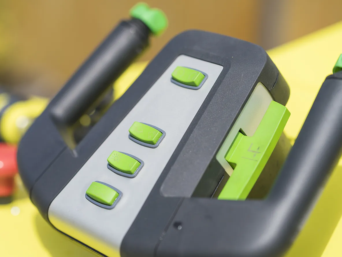 Det är enkel manövrering av EL500 elektiskt kompaktlastare.