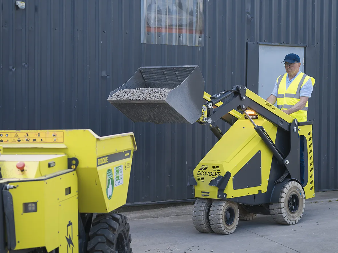 Du kan lasta upp till 500kg i skopan på batteridrivna kompaktlastaren.