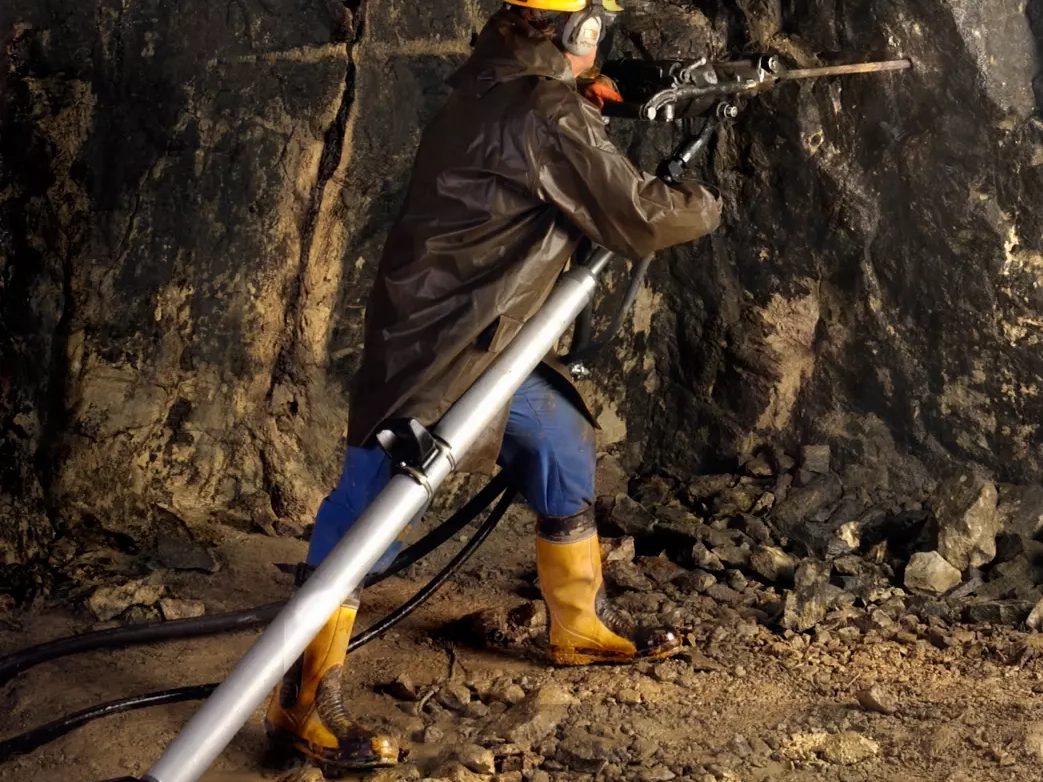 Den svenska modellen, man bergborrar i vägg med knämatare